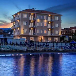 hotel-la-baia-diano-marina.hotelitalianriviera.com/